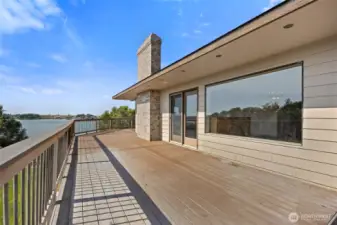 Wrap-around deck