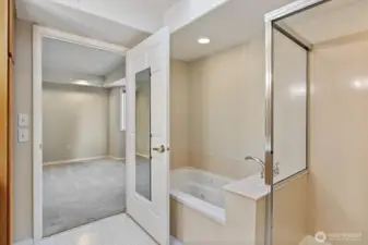 5-pc bath with jetted tub
