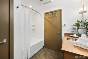 Relaxing tub w/shower