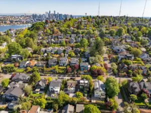 Southern view to SLU, downtown Seattle and Seattle Center with Mr Rainier in background!
