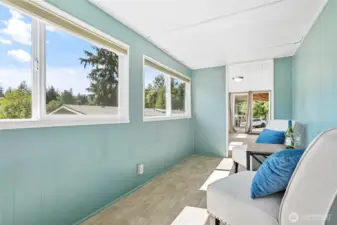 Relaxing sitting room with views of Lake Bullard