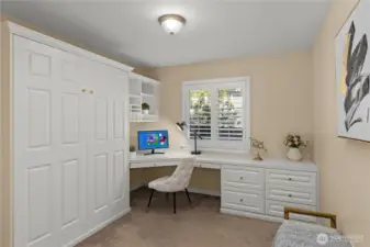 Built-in desk & Murphy bed—ideal office/guest room