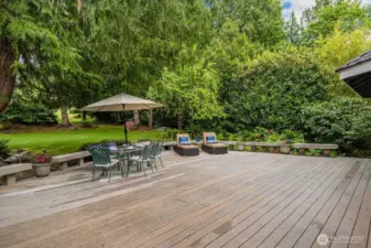 Huge deck for entertaining