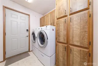 Utility room with lots of storage. Washer and dryer stay!
