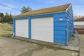 Huge 576 sq.ft. detached garage
