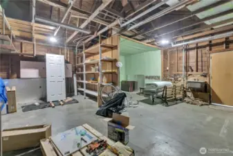 High ceilings in huge garage/shop. You could convert this to a n ADU!!!