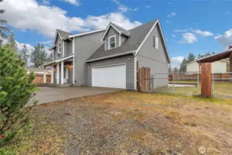 Extra parking space/ drive-in entrance to backyard