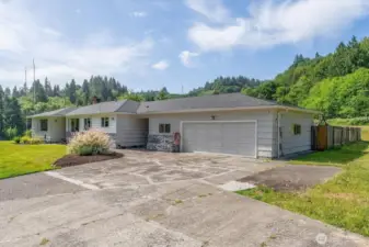 Country living - less than 10 minutes to town!