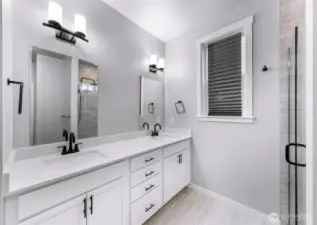 Primary en suite bathroom