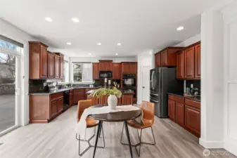 Open concept floorplan w/kitchen island