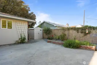 Garden shed in the back