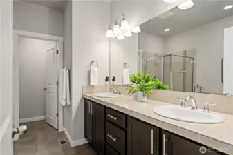 Large ensuite bathroom w/walk in shower and soaking tub