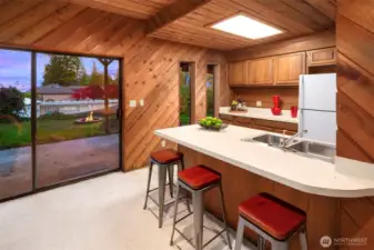 A fully functioning kitchen here on the lower level - perfect for entertaining