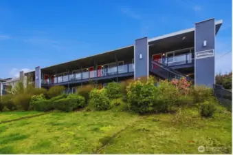 Whether you’re looking for a primary residence or a smart investment, this location next to the hospital provides unmatched convenience and strong rental appeal.