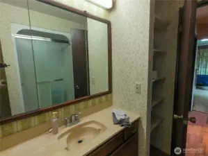 Bath, check out the shower in the mirror!!