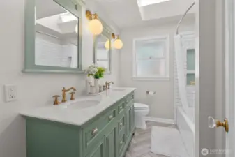 Full Upper level Bathroom