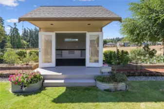 Creative Cottage with 6 solar panels, heating and insulation.