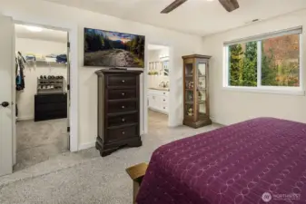 Large walk in closet & ensuite