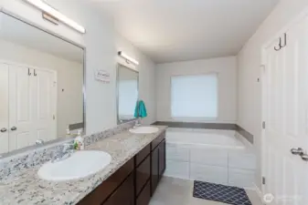 5 pc bathroom off of primary