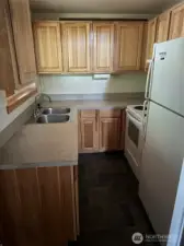 Kitchen, plenty of counter & cabinet space, appliances stay