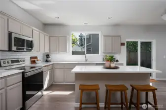 Gorgeous kitchen! Light and bright.