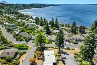 Wonderful opportunity to live in this special community where neighbors gather for events and compete in friendly holiday and Halloween decorating contests.