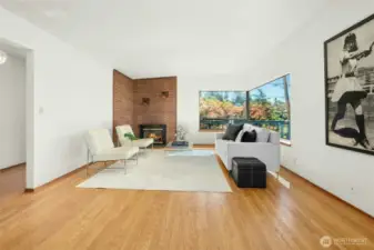 Large flexible space with plenty of room to entertain and spread out - love those original oak floors!