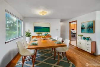 Dining area with East facing window. (VR staged)