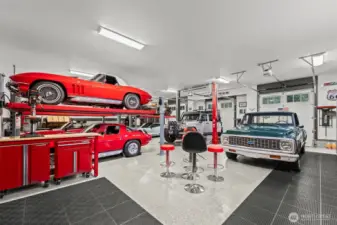 More than a garage, this 1,800 SF climate-controlled gallery is a masterpiece of automotive architecture. Featuring professional-grade lifts and epoxy flooring, it provides a museum-quality stage for your most prized collections.