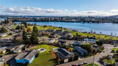 Walking distance from Lion's park.