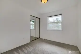 Bed 2 with mirrored closet doors