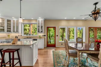 Kitchen & Dining