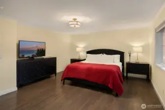 Large Primary Bedroom with Bureau Niche