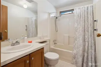 2nd bathroom with tub.