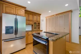 Kitchen w/spacious pantry