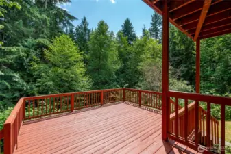 Entertaining-size deck offers peace and tranquility
