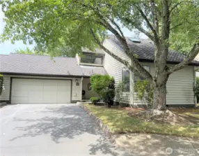 Like a single house, share garage wall w/nest door