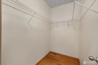 Walk-In-Closet.