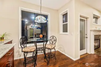 Additional breakfast nook for casual dining