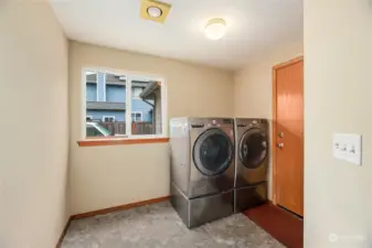 Mud room with washer & dryer