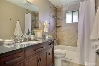 Updated guest full bathroom