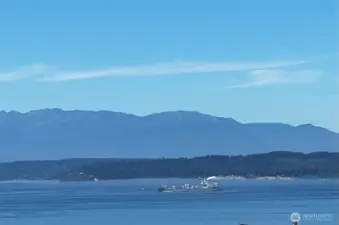 A coast carpeted in green and set in the presence of stunning Cascade and Sound views– its location and amenities get a further boon from the surrounding Broadview community.