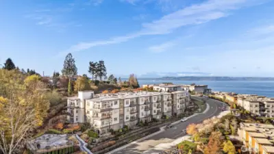 Welcome to paradise in the Edmonds Bowl! Minutes to the picturesque City of Edmonds. Walk to the waterfront and have fabulous dining experiences or stroll to the park right down the boardwalk. There is also a beautiful beach and dog park next to that as well.