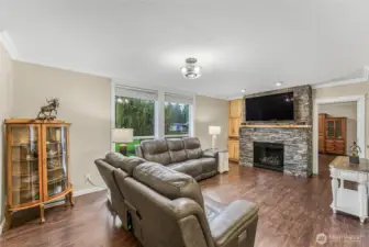 New wood laminate flooring and professionally finished mill work