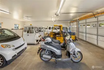 Huge 1258 sf attached garage for all your toys!