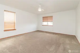 Large bonus room or 6th bedroom