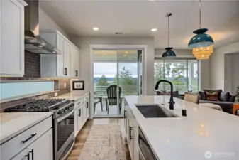 Kitchen w/deck access