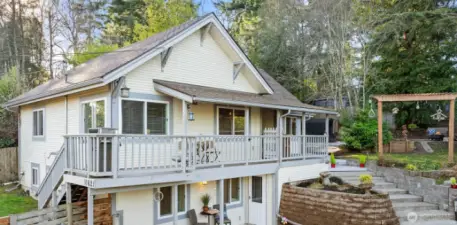 Wonderful location surrounded by nature! Only 10 min to down town Seattle.