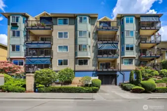 Phinney Ridge condo with secure parking.