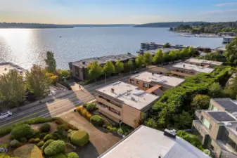 Walking distance to downtown Kirkland, Kirkland waterfront, restaurants, and cafes